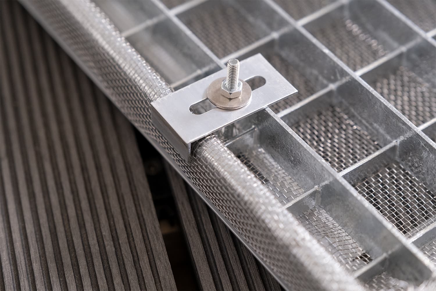 Lichtschachtabdeckung "MASTER", silber eloxierter Rahmen - Edelstahl Gewebe